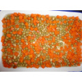 grüne Erbsen und Karotten in Dosen